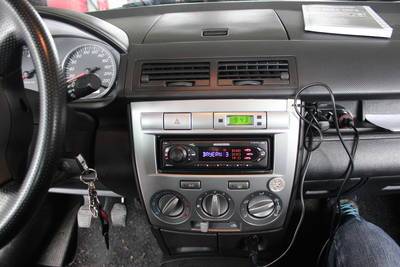 Sony Interface für Mazda 2 DE 2007-14 mit OEM Panasonic 2-DIN Radioblende 