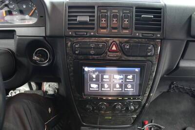 Mercedes G-Klasse mit Doppel-DIN Radio und DAB+ Digital
